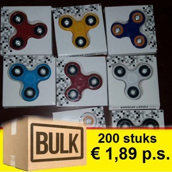 *** VAIRUMTIRDZNIECĪBAS PIEDĀVĀJUMS *** FIDGET SPINNERI (200 gab.)